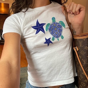 Camiseta de bebé con conchas marinas, collage vintage, estética, camiseta de bebé con conchas marinas, linda camiseta de mujer Coastal Grandma, camiseta de bebé costera hecha de manera sustentable, generación Z