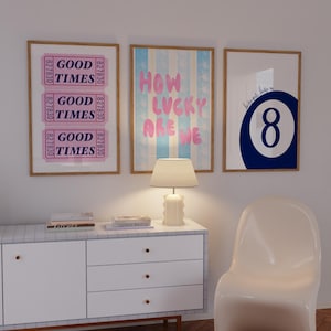 Zestaw 3 modnych nadruków Granatowy biały plakat Jak szczęśliwi jesteśmy Sztuka ścienna Retro Bilet Druk Preppy Dekoracja ścienna Retro Bar Cart Sztuka Różowy modny nadruk
