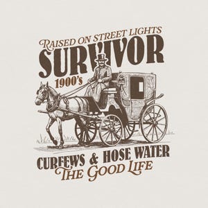 Può includere: Illustrazione in stile vintage con una carrozza trainata da cavalli con una persona con un cappello a cilindro. Il testo recita "Survivor 1900's" e "Raised on Street Lights, Curfews & Hose Water, The Good Life."