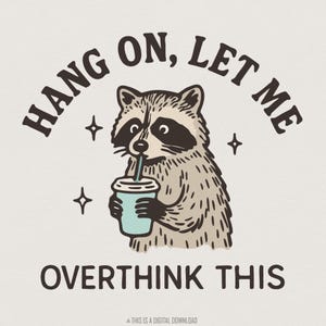 Puede incluir: Una ilustración gráfica de un mapache sosteniendo una taza azul claro con una pajita. El texto HANG ON, LET ME OVERTHINK THIS está arqueado sobre y debajo del mapache. Cuatro pequeñas estrellas de cuatro puntas rodean al mapache sobre un fondo claro.