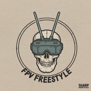 Peut inclure: Une illustration graphique d'un crâne humain portant des lunettes FPV bleu-gris avec deux antennes, entouré d'un cercle. Le texte FPV FREESTYLE est imprimé en noir le long de la courbe inférieure, avec SHARP MARKETPLACE dans le coin inférieur droit.