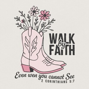 Könnte beinhalten: Eine grafische Illustration eines hellrosa Cowboystiefels, gefüllt mit rosa und schwarzen Strichblumen. Der Text lautet WALK BY FAITH, Even wen you cannot See und 2 CORINTHIANS 5:7 in schwarzer Schrift auf hellbeigem Hintergrund.