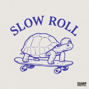 Slow Roll PNG, design digitale di una tartaruga sullo skateboard, grafica divertente per magliette con animali, file scaricabile e stampabile, arte di una tartaruga sullo skateboard