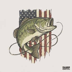 Op de afbeelding: Een grafische illustratie van een groene forelbaars met open bek, geplaatst voor een verweerde Amerikaanse vlag. Een dunne zwarte vislijn krult rond de vis. De tekst SHARP MARKETPLACE is zichtbaar in de hoek van de afbeelding.