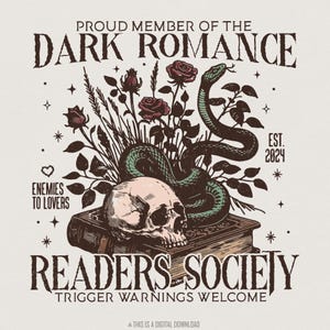 Peut inclure: Une illustration graphique montrant un crâne humain posé sur un livre, entouré d'un serpent vert et de roses rouges. Le texte indique : PROUD MEMBER OF THE DARK ROMANCE READERS SOCIETY, ENEMIES TO LOVERS, EST. 2024, et TRIGGER WARNINGS WELCOME.