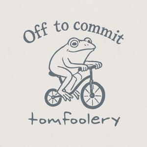 Op de afbeelding: Een donkergrijze lijntekening op een lichtgrijze achtergrond met een kikker op een kleine fiets. De tekst boven de kikker luidt "Off to commit" en de tekst onder de kikker luidt "tomfoolery" in een eenvoudig, handgetekend lettertype.