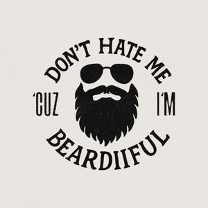 Puede incluir: Diseño gráfico en blanco y negro con una barba estilizada con gafas de sol. El texto dice "DON'T HATE ME 'CUZ I'M BEARDIIFUL" en una disposición circular alrededor de la ilustración de la barba. El diseño tiene un aspecto vintage.