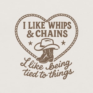 Może przedstawiać: Brązowy projekt graficzny na kremowym tle. Projekt przedstawia obramowanie w kształcie serca z liną z tekstem "I LIKE WHIPS & CHAINS" i "I like being tied to things". Kapelusz i but kowbojski znajdują się na środku.