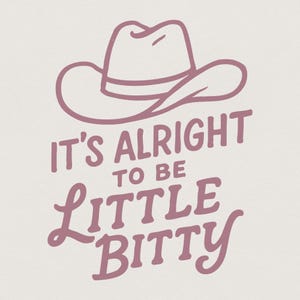 Peut inclure: Illustration d'un chapeau de cow-boy mauve au-dessus du texte "IT'S ALRIGHT TO BE LITTLE BITTY" sur fond crème. Le texte est dans un style manuscrit ludique, et le chapeau est un simple contour.