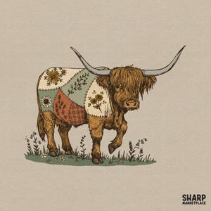 Puede incluir: Una ilustración de una vaca Highland marrón con una manta de patchwork con patrones florales y de cuadros en el lomo. La vaca tiene cuernos largos y curvos y está sobre hierba verde con pequeñas flores. El texto SHARP MARKETPLACE aparece abajo.