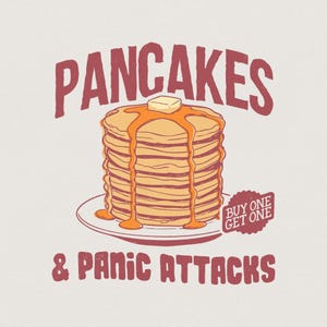 Può includere: Illustrazione di una pila di pancake dorati con sciroppo e burro su un piatto. Il testo "PANCAKES & PANIC ATTACKS" è in bordeaux, con un distintivo "BUY ONE GET ONE".