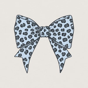 Puede incluir: Un lazo decorativo con un color base azul claro y un patrón de estampado de leopardo gris oscuro. El lazo tiene dos bucles principales y dos extremos que apuntan hacia abajo, con un detalle de nudo central y contornos oscuros.