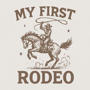 Pode incluir: Uma ilustração gráfica castanha sobre um fundo claro com um cowboy a montar um cavalo a corcovear enquanto gira um laço. O texto MY FIRST RODEO está impresso numa fonte a negrito e arqueada acima e abaixo da imagem central do cowboy.