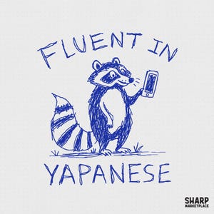 Pode incluir: Um esboço a caneta azul de um guaxinim segurando um smartphone. O texto acima diz "FLUENT IN" e abaixo "YAPANE". A imagem tem um estilo lúdico e de desenho animado, com a cauda listrada e a máscara do guaxinim claramente visíveis.