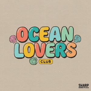 Puede incluir: Un diseño gráfico que presenta el texto OCEAN LOVERS en letras grandes, redondeadas y multicolores con un contorno negro. La palabra CLUB está dentro de un rectángulo amarillo redondeado. Tres pequeñas ilustraciones de conchas rodean el texto.