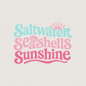 以下が含まれることがあります： ライトブルーの「Saltwater」、ライトピンクの「Seashells」、ダークピンクの「Sunshine」というテキストが特徴のグラフィックデザイン。Seashellsという単語の上に小さなピンクの貝殻のアイコンがあり、Saltwaterという単語の上に様式化されたピンクの太陽のアイコンが表示されています。