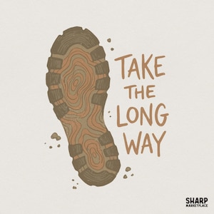 Puede incluir: Ilustración de una huella de bota marrón con el texto "TAKE THE LONG WAY". La huella de la bota tiene un patrón de suela detallado sobre un fondo crema. La imagen tiene un ambiente vintage y de actividades al aire libre.