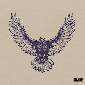 Peut inclure: Une illustration à l'encre violet foncé représentant un corbeau aux ailes déployées en plein vol, centrée sur un fond beige clair. L'oiseau présente des textures de plumes détaillées et un bec pointu. Le texte SHARP MARKETPLACE figure en bas à droite.