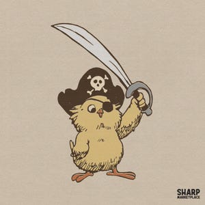 Puede incluir: Una ilustración de un pollito amarillo con un sombrero de pirata negro con un emblema blanco de calavera y tibias cruzadas y un parche negro en el ojo. El pollito sostiene un sable plateado curvado en alto. El texto SHARP MARKETPLACE está abajo.