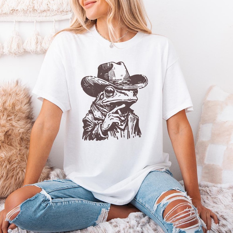 Grenouille cowboy PNG, grenouille drôle meme PNG, crapaud cowboy, sublimation tendance, design Western PNG, ambiance country rétro image 3