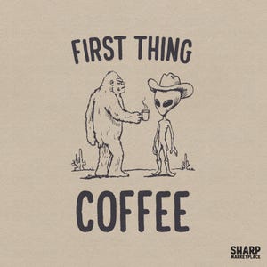 Può includere: Un'illustrazione umoristica in bianco e nero raffigura Bigfoot che offre caffè a un alieno con un cappello da cowboy. Le parole "FIRST THING" e "COFFEE" sono stampate sopra e sotto le figure. Sfondo beige, logo Sharp Marketplace in basso a destra.