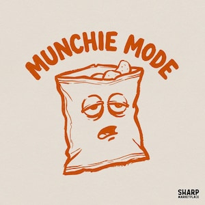 Puede incluir: Una taza de cerámica blanca con un asa negra y el texto "But First, Coffee" en negrita negra. La taza se encuentra sobre un fondo borroso, sugiriendo un ambiente acogedor.