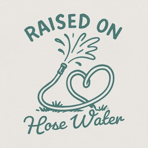 Può includere: Grafica verde acqua su sfondo crema con le parole "RAISHED ON" sopra "Hose Water". Un tubo da giardino a forma di cuore, con acqua che spruzza dall'ugello. Il design include erba e goccioline d'acqua.