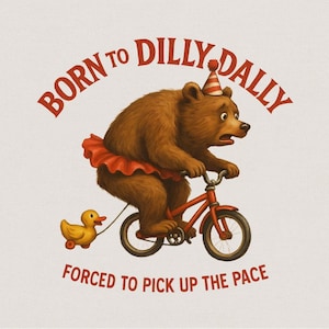 Geboren, um Dilly Dally zu beschleunigen, lustiger süßer Bär PNG, Teddybär PNG, Positive Stimmung, Selbstliebe, lustiges Bär Meme, Fahrrad fahren