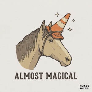 Op de afbeelding: Een illustratie van een beige paard met een oranje en witte verkeerskegel als hoorn, vastgemaakt met een donker touw. De afbeelding bevat vierpuntige sterren en de tekst ALMOST MAGICAL, met SHARP MARKETPLACE in de onderste hoek.