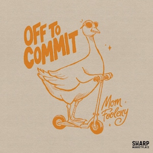 Könnte beinhalten: Orangefarbene Illustration einer Gans mit Sonnenbrille, die einen Roller fährt. Der Text "OFF TO COMMIT" steht über der Gans, und "Mom Foolery" steht darunter. Das Sharp Marketplace-Logo befindet sich unten.