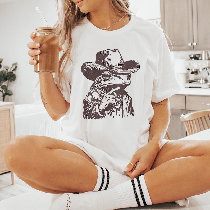 Grenouille cowboy PNG, grenouille drôle meme PNG, crapaud cowboy, sublimation tendance, design Western PNG, ambiance country rétro image 9