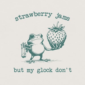 Może przedstawiać: Kapryśna ilustracja przedstawia żabę trzymającą broń i truskawkę. Tekst powyżej brzmi "strawberry jams", a poniżej "but my glock don't". Projekt jest w odcieniach zieleni i bieli.