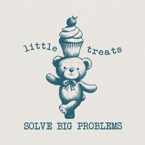Puede incluir: Una ilustración gráfica en color verde azulado oscuro sobre un fondo claro que muestra un oso de peluche equilibrando un cupcake sobre su cabeza. El texto "little treats" aparece arriba y "SOLVE BIG PROBLEMS" está impreso debajo.