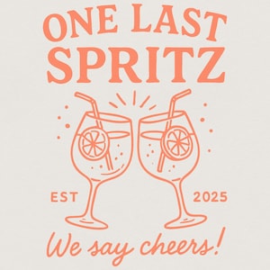 Può includere: Un design grafico color arancio corallo su sfondo chiaro che raffigura due calici da vino che brindano. Il testo recita ONE LAST SPRITZ, EST 2025 e We say cheers! Ogni bicchiere contiene una cannuccia e una fetta di agrume con dei puntini.