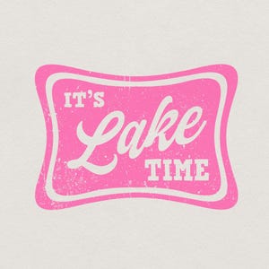 Könnte beinhalten: Ein pinkfarbenes Schild im Retro-Stil mit dem weißen Schriftzug "IT'S Lake TIME". Das Schild hat einen Used-Look, einen weißen Rand und einen strukturierten Hintergrund.