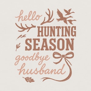 Peut inclure: Graphique beige clair avec les mots "hello hunting season goodbye husband" dans un mélange de polices et de couleurs. Le design comprend des bois de cerf, des oies et un nœud.