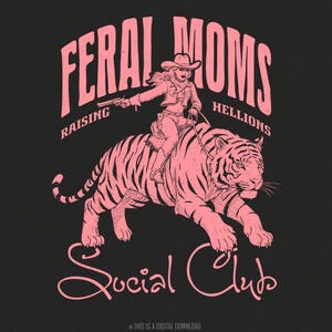Può includere: Design grafico rosa su sfondo nero. Raffigura una donna con cappello da cowboy su una tigre, che tiene una pistola. Il testo include "FERAL MOMS", "RAISING HELLIONS" e "Social Club".