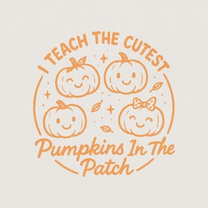 Könnte beinhalten: Orangefarbene Grafik mit dem Text "I Teach The Cutest Pumpkins In The Patch". Das Design zeigt vier lächelnde Kürbisse, Blätter und Sterne. Ein Kürbis hat eine Schleife. Auf cremefarbenem Hintergrund.