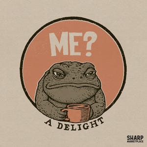 Könnte beinhalten: Eine kreisförmige grafische Illustration mit einer texturierten dunkelgrauen Kröte, die eine kleine orangefarbene Tasse hält. Der Text ME? steht in Weiß über der Kröte und der Text A DELIGHT in Schwarz darunter auf einem orangefarbenen Kreis.