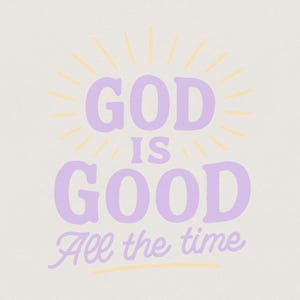 Può includere: Su uno sfondo beige chiaro, la frase "GOD IS GOOD" è scritta in lavanda, con un disegno a raggiera in giallo chiaro. Sotto, il testo "All the time" è scritto in un carattere script, anch'esso in lavanda.