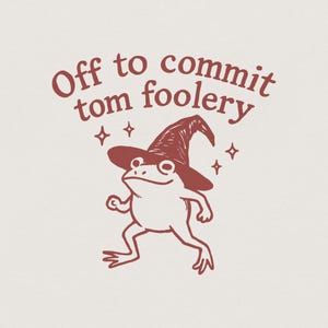 Può includere: Un'illustrazione grafica di una rana che indossa un cappello a punta, raffigurata in uno stile a linee rosso scuro. Il testo "Off to commit tom foolery" è arcuato sopra la rana, accompagnato da quattro piccole icone a stella.