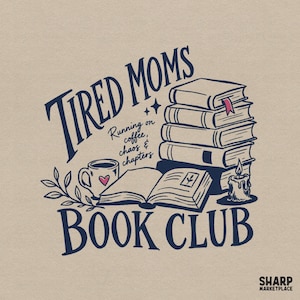 Op de afbeelding: Marineblauwe grafische afbeelding met de tekst "Tired Moms Book Club", een stapel boeken, een koffiekopje met een hart en een brandende kaars. De zin "Running on coffee, chaos & chapters" is ook opgenomen.