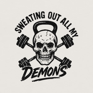 Może przedstawiać: Czarno-biała grafika z czaszką, kettlebellem i skrzyżowanymi sztangami. Tekst "SWEATING OUT ALL MY DEMONS" w postarzonej czcionce, sugerujący tematykę fitness lub treningu.