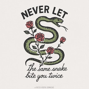 Pode incluir: Uma ilustração gráfica apresentando uma cobra verde com a boca aberta e língua bifurcada, rodeada por quatro rosas cor-de-rosa com folhas verdes. O texto diz NEVER LET the same snake bite you twice em letras pretas estilizadas.