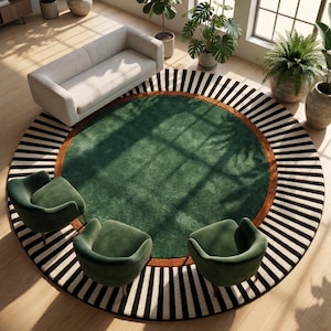 Puede incluir: Vista a&eacute;rea de un sal&oacute;n con una gran alfombra redonda. La alfombra tiene un centro verde, un borde marr&oacute;n y un borde exterior a rayas blancas y negras. Tres sillones de terciopelo verde est&aacute;n colocados alrededor de la alfombra, con un sof&aacute; blanco al fondo.