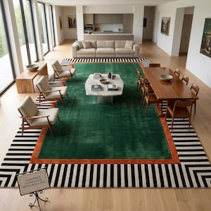 Puede incluir: Un interior de sal&oacute;n moderno con una gran alfombra verde con borde naranja, rodeada por una alfombra a rayas blancas y negras. La habitaci&oacute;n incluye un sof&aacute;, sillas, una mesa de centro y una mesa de comedor.