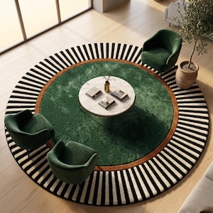 Puede incluir: Una alfombra redonda con un centro verde, un borde marr&oacute;n y un anillo exterior a rayas blancas y negras. La alfombra est&aacute; rodeada por tres sillones verdes de terciopelo y una peque&ntilde;a mesa de centro de m&aacute;rmol. Tambi&eacute;n se ve un olivo en maceta.