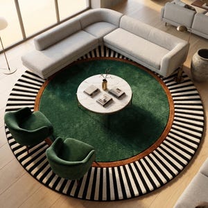 Puede incluir: Un interior de sal&oacute;n moderno con un sof&aacute; esquinero gris claro cerca de una ventana. Una alfombra redonda con centro verde, borde marr&oacute;n y borde a rayas blancas y negras es el punto focal. Dos sillones de terciopelo verde y una mesa de centro de m&aacute;rmol completan la escena.