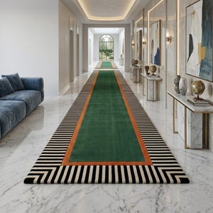 Puede incluir: Una alfombra larga y rectangular para pasillo con un dise&ntilde;o llamativo. La alfombra presenta una secci&oacute;n central verde bordeada por una franja naranja, una franja marr&oacute;n y un patr&oacute;n de rayas blancas y negras. La alfombra est&aacute; colocada en un pasillo largo con suelo de m&aacute;rmol.