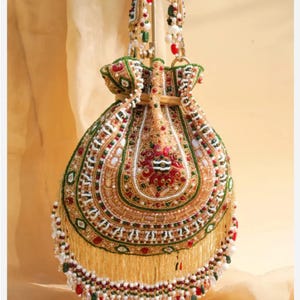 Puede incluir: Un letrero de madera hecho a mano con el texto "Welcome to our home" en un estilo manuscrito. El letrero está pintado de blanco con un marco de madera teñida oscura. Un pequeño corazón decorativo está adjunto en la parte inferior.